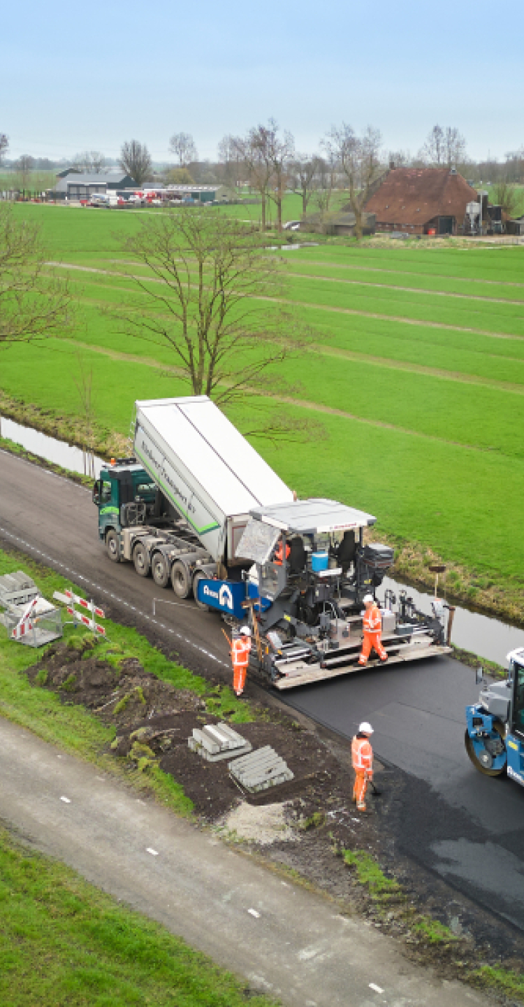 KWS legt circulaire wegverharding aan met Cold Asphalt Recycling Train in Friese Weidum.jpg