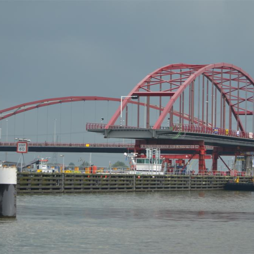 120616 01 De nieuwe boogbrug ligt klaar voor de uitwisseling.jpg