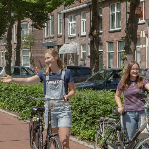 PlasticRoad foto 3 - de miljoenste fietser en haar vriendin (s) - horizontaal.jpg