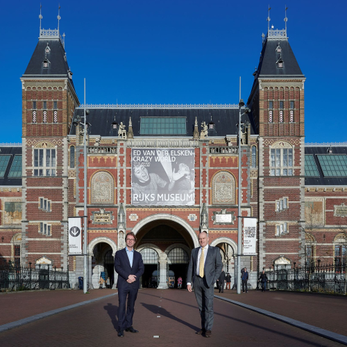 Dibbits en De Ruiter voor Rijksmuseum met blauwe lucht low res.jpg