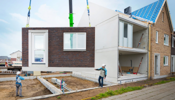 Een morgenwonen gebouw waarvan de voorkant wordt geinstalleerd