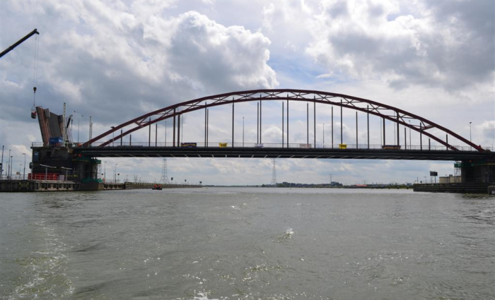 120616 04 De nieuwe  Schellingwouderboogbrug ligt op zijn plek.jpg