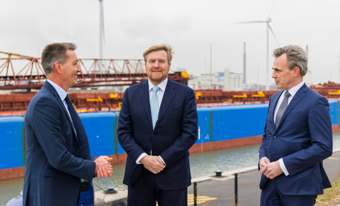 AankomstKoningZeesluisIJmuiden_vlnr_JanRienstra_Koning_MinIenWMarkHarbers.jpg