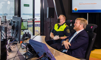 Uitleg_sluisbedienaar_HugoJut_aan_de_Koning.jpg