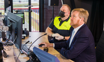 Openingshandeling_door_Koning_begeleid_door_HugoJut.jpg