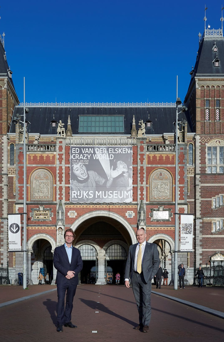 Dibbits en De Ruiter voor Rijksmuseum met blauwe lucht low res.jpg