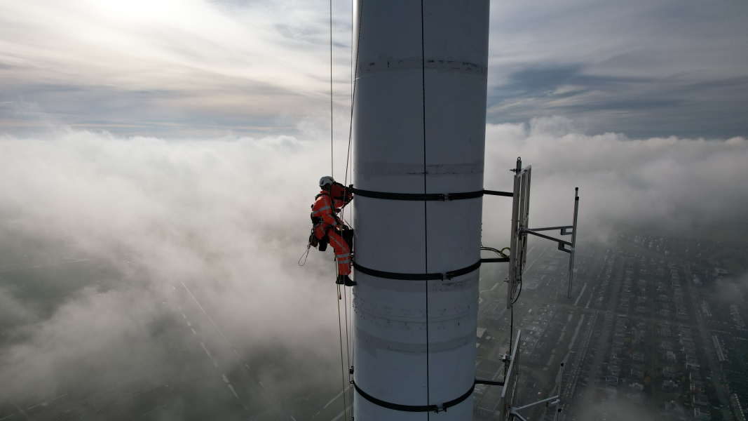 aan het werk op grote hoogte