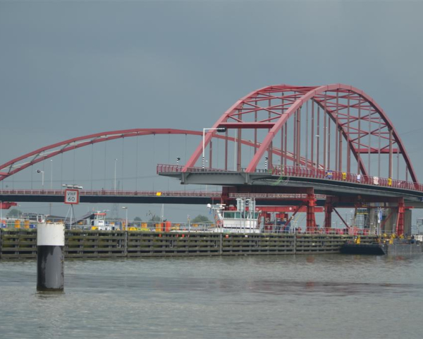 120616 01 De nieuwe boogbrug ligt klaar voor de uitwisseling.jpg