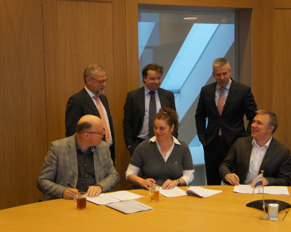 Foto ondertekening sociaal plan.JPG