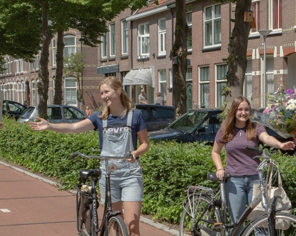 PlasticRoad foto 3 - de miljoenste fietser en haar vriendin (s) - horizontaal.jpg