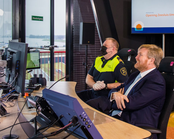Uitleg_sluisbedienaar_HugoJut_aan_de_Koning.jpg