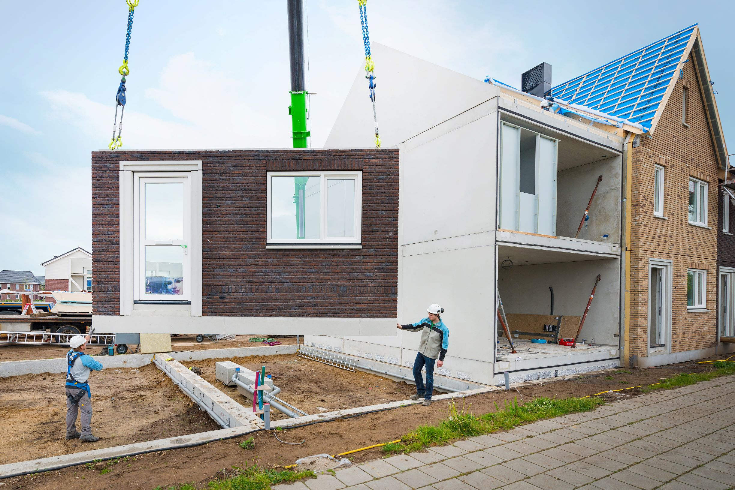 Een morgenwonen gebouw waarvan de voorkant wordt geinstalleerd