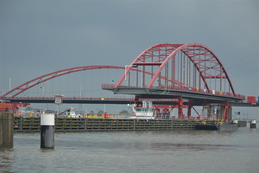120616 01 De nieuwe boogbrug ligt klaar voor de uitwisseling.jpg