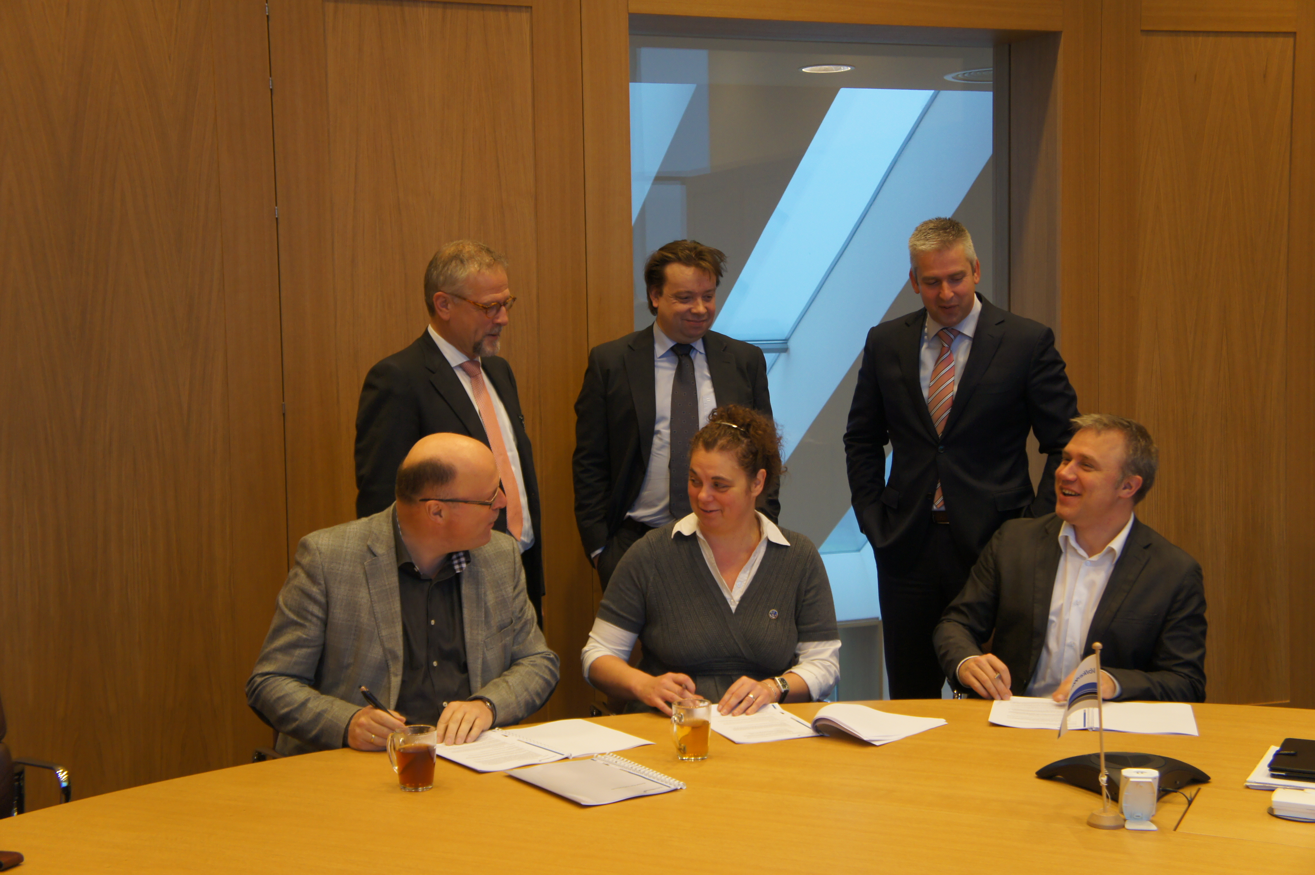Foto ondertekening sociaal plan.JPG