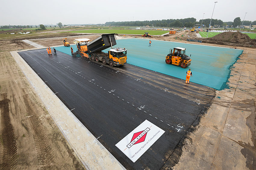 Foto blauw sportveld.jpg