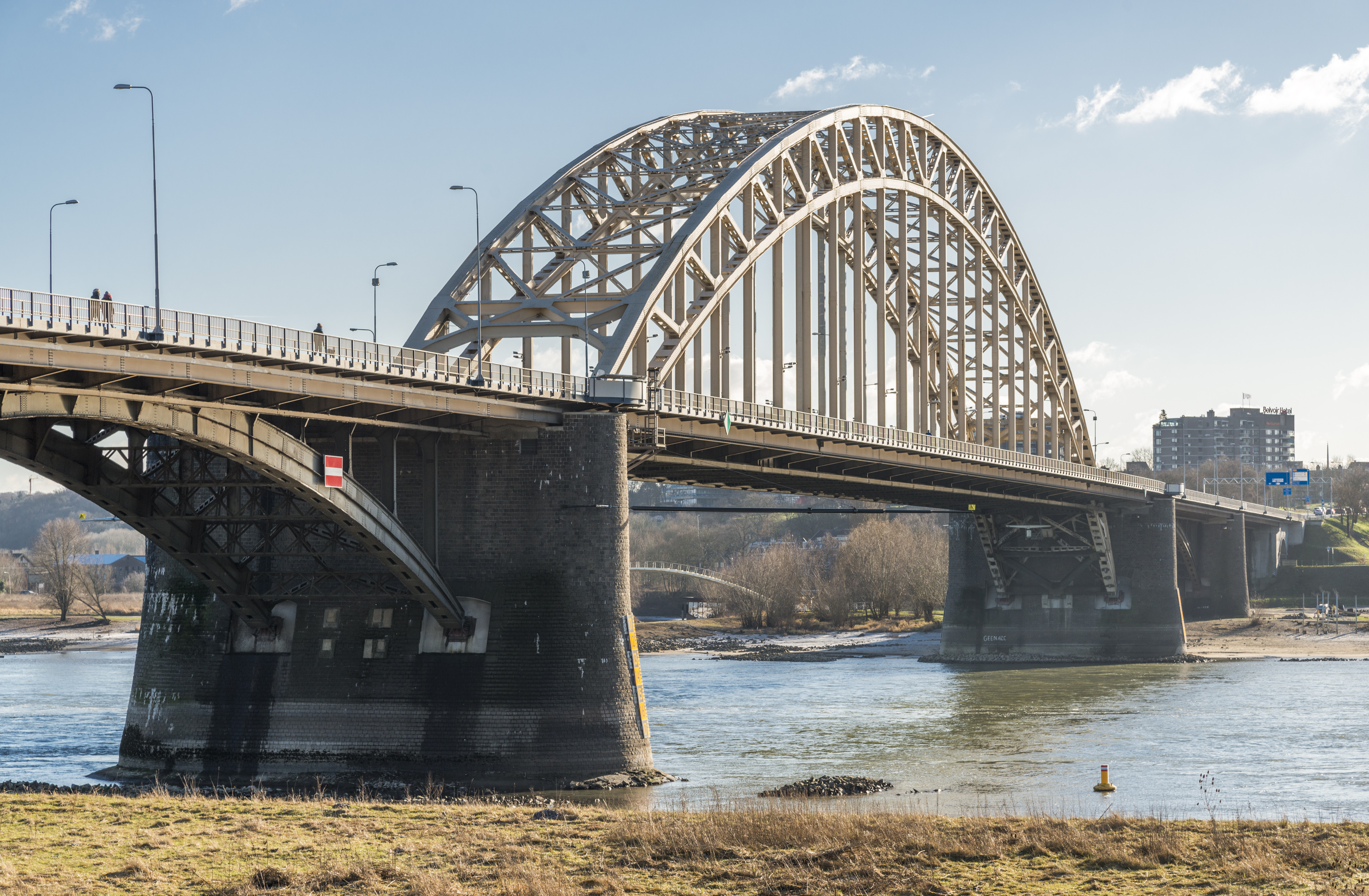 Waalbrug foto.jpg