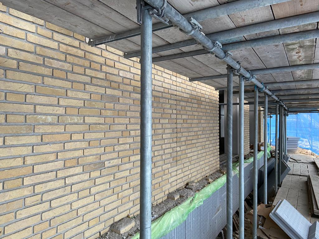 210210-08 het gewone metselwerk achter de blauwe doeken.jpeg